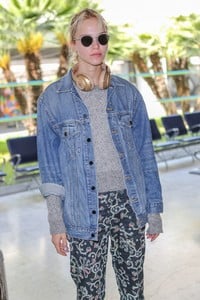 sasha-luss-arriving-at-nice-airport-05-08-2018-1.thumb.jpg.47c8507ea6602e712ae396e9ad2a586e.jpg