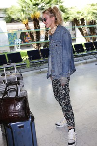 sasha-luss-arriving-at-nice-airport-05-08-2018-2.thumb.jpg.a911265cde0742860a57297769292861.jpg