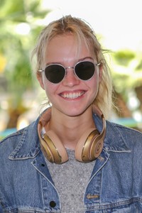 sasha-luss-arriving-at-nice-airport-05-08-2018-5.jpg