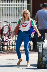 sienna-miller-and-bradley-cooper-out-to-lunch-at-bar-pitti-in-new-york-city-05-09-2018-1.jpg