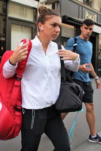 simona-halep-leaving-her-hotel-in-paris-05-28-2018-1.thumb.jpg.df8deb442084528210ceeff24b3fbab3.jpg