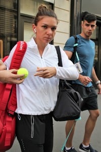 simona-halep-leaving-her-hotel-in-paris-05-28-2018-2.thumb.jpg.a1419a67cfecb256dd745bb8591fc0ca.jpg