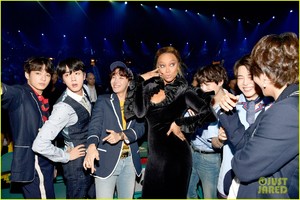 tyra-banks-fangirls-over-bts-at-billboard-music-awards-02.thumb.jpg.e2cb20dec57448a3e94a743268205f5b.jpg