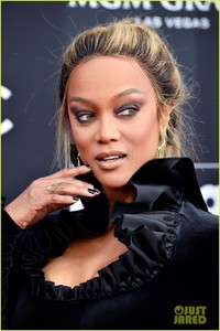 tyra-banks-fangirls-over-bts-at-billboard-music-awards-03.thumb.jpg.a0995e8accab644a7447cb914c2ea398.jpg