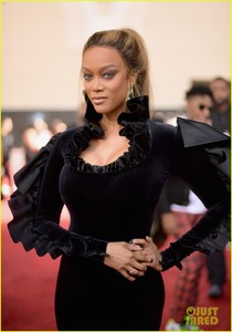 tyra-banks-fangirls-over-bts-at-billboard-music-awards-04.thumb.jpg.25b03c01aaa333abc9f4e1eb2f8fced2.jpg