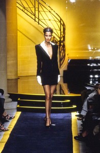 versace-hc-fw-1997-13.thumb.jpg.bb6290fc23599228d9c6707ab87202cc.jpg