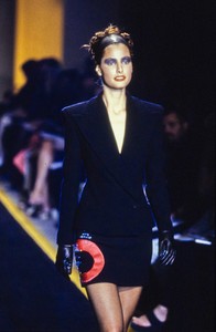 versace-hc-fw-1997-16.thumb.jpg.b61c2e63ea24e84e39ae1d8bd6e0a1de.jpg