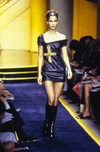 versace-hc-fw-1997-18.thumb.jpg.c22d32c5262a54903978d667e115cbb6.jpg