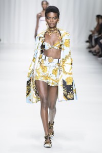 versace-rs18-5924.thumb.jpg.21265567fdce3bdcf70f0f3d5f00783d.jpg