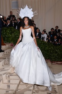 winnie-harlow-met-gala-2018-1.thumb.jpg.a0b0fc66ec7f61cfeab9b3766697061b.jpg