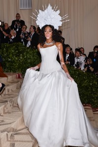 winnie-harlow-met-gala-2018-5.thumb.jpg.1f6a3c009ff9882965923ae766da1a5c.jpg