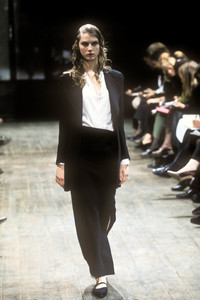yohji-yamamoto-fw-1997-3.thumb.jpg.3835e96b6cff455b0f1b8b4851034240.jpg