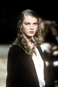 yohji-yamamoto-fw-1997-4.thumb.jpg.541cf4294977acafe2eab344a84f2bf4.jpg
