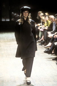 yohji-yamamoto-fw-1997-5.thumb.jpg.78e263f679fa166a49a7c5a9b303f5ab.jpg