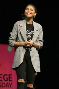 zendaya-national-college-signing-day-at-temple-university-liacouras-center-in-philadelphia-05-02-2018-1.thumb.jpg.8f09cb80dda4b662ca59cd4d00924bda.jpg