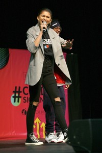 zendaya-national-college-signing-day-at-temple-university-liacouras-center-in-philadelphia-05-02-2018-5.jpg