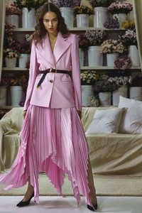 00001-khaite-vogue-resort-2019-pr.thumb.jpg.437f1b5381a18bac6b549b47a17b5034.jpg