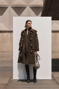 00002-bottega-veneta-vogue-pre-fall-2018-pr.thumb.jpg.fe5a3c88e798f692ee1ee7cbccaab3b8.jpg