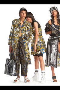 00002-versus-versace-vogue-pre-spring-2019-pr.thumb.jpg.c54984f3ba252f878bda7c954224d19d.jpg