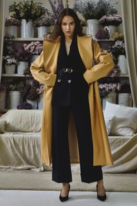 00004-khaite-vogue-resort-2019-pr.thumb.jpg.a90df9dfcc1d383d9ceebc0af98b5b9f.jpg