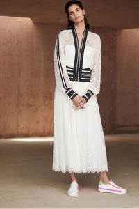 00004-tadashi-shoji-vogue-resort-2019-pr.thumb.jpg.c432fea21e417f8b47812d42ae557778.jpg