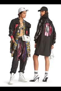 00005-versus-versace-vogue-pre-spring-2019-pr.thumb.jpg.e95f02e64fd1298a2b686af2a4a3eb3d.jpg