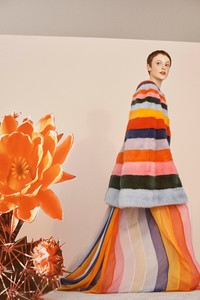 00007-carolina-herrera-vogue-resort-2019-pr.thumb.jpg.5479698ab51f1807670e6507519f5f71.jpg