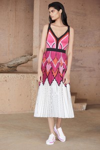 00007-tadashi-shoji-vogue-resort-2019-pr.thumb.jpg.c2feea8306b60336aa5237975a4bdacc.jpg