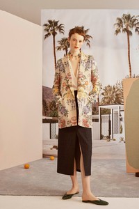 00008-carolina-herrera-vogue-resort-2019-pr.thumb.jpg.ccd697aad04b9346b1ad6eb9d6587f99.jpg