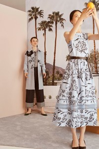 00009-carolina-herrera-vogue-resort-2019-pr.thumb.jpg.56510d9b372f8dc181d2acdba26ec6d3.jpg