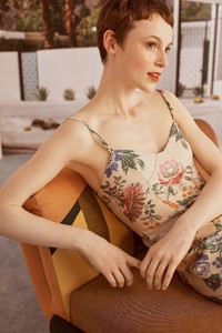 00011-carolina-herrera-vogue-resort-2019-pr.thumb.jpg.2ab995c1dec96fc6b376878cff570f44.jpg
