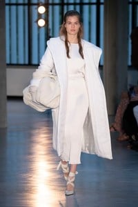 00012-max-mara-vogue-resort-2019-indigital.thumb.jpg.d311df6a1d5f811d59da9de6897b84e7.jpg