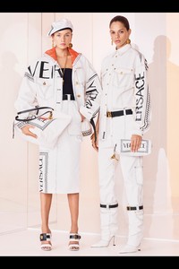 00012-versace-vogue-pre-spring-2019-pr.thumb.jpg.c0d57132b4b9e7a145c1fcdfc73cd1e5.jpg