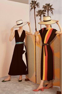 00014-carolina-herrera-vogue-resort-2019-pr.thumb.jpg.55e5caf43fc57a3536d56a7eb172d328.jpg
