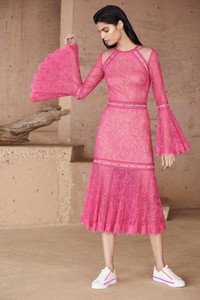 00014-tadashi-shoji-vogue-resort-2019-pr.thumb.jpg.6f29da0241fe18d004a3bc2a432f984a.jpg