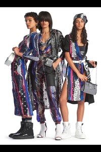 00014-versus-versace-vogue-pre-spring-2019-pr.thumb.jpg.a52bbaf58e167a83cdc44ffdfb2cf787.jpg