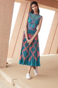 00015-tadashi-shoji-vogue-resort-2019-pr.thumb.jpg.315adcad97b33b901a5291e8b4fd6d3e.jpg