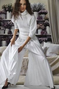 00016-khaite-vogue-resort-2019-pr.thumb.jpg.5ceed679e346cb50cace9070392e6381.jpg