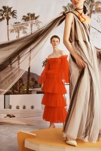 00017-carolina-herrera-vogue-resort-2019-pr.thumb.jpg.b83ddbed4e74764deb8214f71cbc4478.jpg