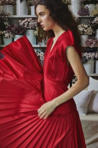 00017-khaite-vogue-resort-2019-pr.thumb.jpg.b2b651cd7a67638128c4dfa932f4b458.jpg