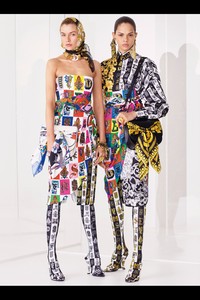 00017-versace-vogue-pre-spring-2019-pr.thumb.jpg.60b9ab72c18ab9c3104cf96ff9669788.jpg