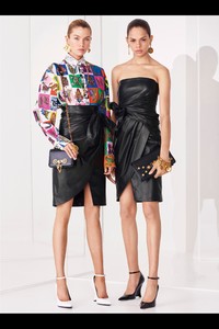 00018-versace-vogue-pre-spring-2019-pr.thumb.jpg.6315004398e0304e8e69795ae4a9fa2b.jpg