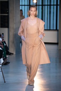 00019-max-mara-vogue-resort-2019-indigital.thumb.jpg.8a3bcba57db4346412831e53fd13b78b.jpg