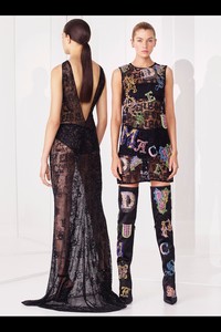 00019-versace-vogue-pre-spring-2019-pr.thumb.jpg.8c49c82380d727926257815cd5a1159d.jpg