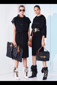 00020-versace-vogue-pre-spring-2019-pr.thumb.jpg.30c4b7df0253a0d3fb9485c181ef66c7.jpg