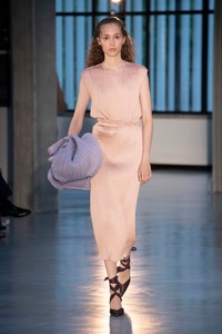 00022-max-mara-vogue-resort-2019-indigital.thumb.jpg.978b7c1ed1a274b1a76db0a3380fbee6.jpg