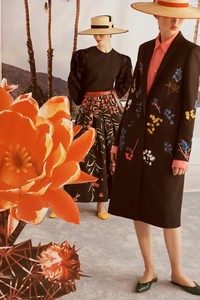 00023-carolina-herrera-vogue-resort-2019-pr.thumb.jpg.70b3c180e88c943d36e26466570be666.jpg