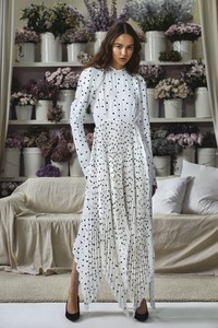 00023-khaite-vogue-resort-2019-pr.thumb.jpg.72f77a951227548fa52fe987d865d8c2.jpg