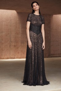 00023-tadashi-shoji-vogue-resort-2019-pr.thumb.jpg.3ce8b428fbe330504c640c538804422a.jpg