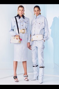 00023-versace-vogue-pre-spring-2019-pr.thumb.jpg.2064fb5b8df1e5fed0889e3a33ede086.jpg